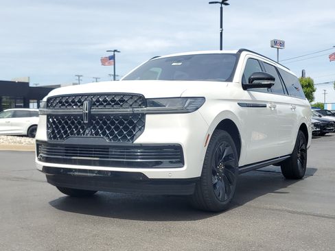New 2025 Lincoln Navigator L Reserve w/ Jet Appearance Package AWD/4WD image 2