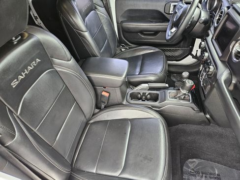 Used 2018 Jeep Wrangler Unlimited Sahara AWD/4WD image 19
