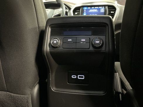 Used 2023 GMC Acadia SLE image 28