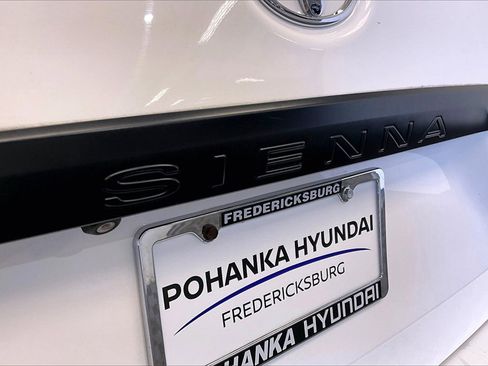 Used 2015 Toyota Sienna L image 24