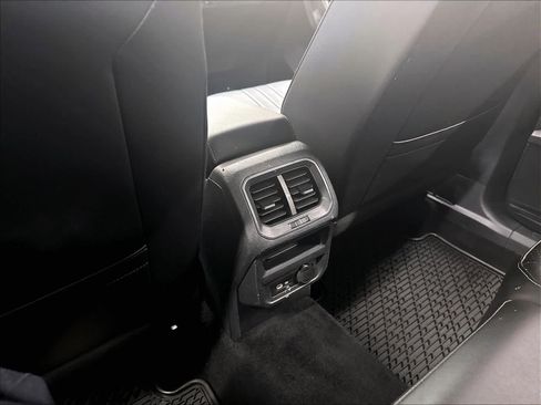 Used 2023 Volkswagen Tiguan SE FWD image 13