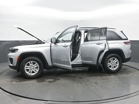 Used 2025 Jeep Grand Cherokee Laredo AWD/4WD image 55
