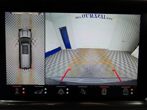 Used 2024 GMC Yukon XL Denali w/ Advanced Technology Package image 17