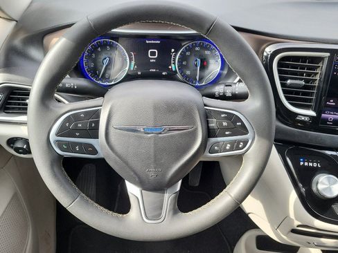 Used 2022 Chrysler Pacifica Touring-L FWD image 28