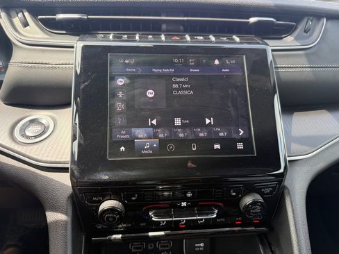 Used 2025 Jeep Grand Cherokee Altitude AWD/4WD image 18