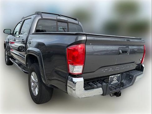 Used 2017 Toyota Tacoma SR5 w/ Tow Package RWD image 6
