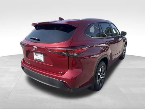 Used 2023 Toyota Highlander XLE FWD image 5
