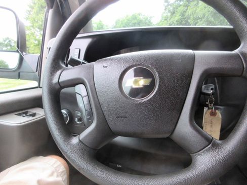Used 2017 Chevrolet Express 2500 RWD image 31