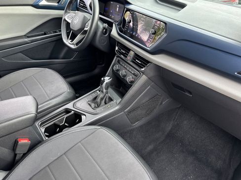 Used 2022 Volkswagen Taos SE image 16