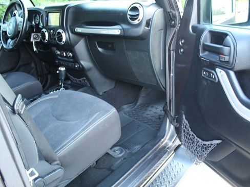 Used 2016 Jeep Wrangler Unlimited Sahara w/ Connectivity Group AWD/4WD image 18