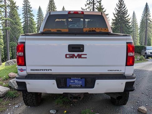 Used 2017 GMC Sierra 2500 Denali w/ Suspension Package, Off-Road AWD/4WD image 4