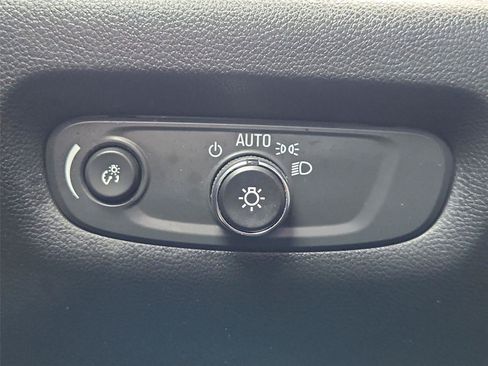 Used 2023 Chevrolet Traverse LT w/ LT Premium Package AWD/4WD image 18
