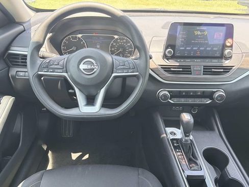 Used 2025 Nissan Altima 2.5 SV FWD image 23