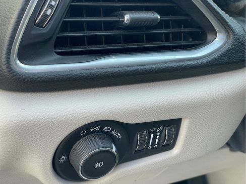 Used 2023 Chrysler Pacifica Limited FWD image 23