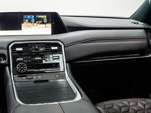 Used 2025 Nissan Armada Platinum image 17