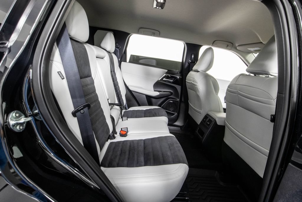 Used 2025 Mitsubishi Outlander SE FWD image 13