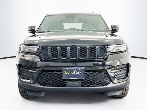 Used 2025 Jeep Grand Cherokee Altitude image 2