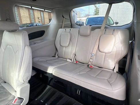 Used 2019 Chrysler Pacifica Touring-L Plus image 31