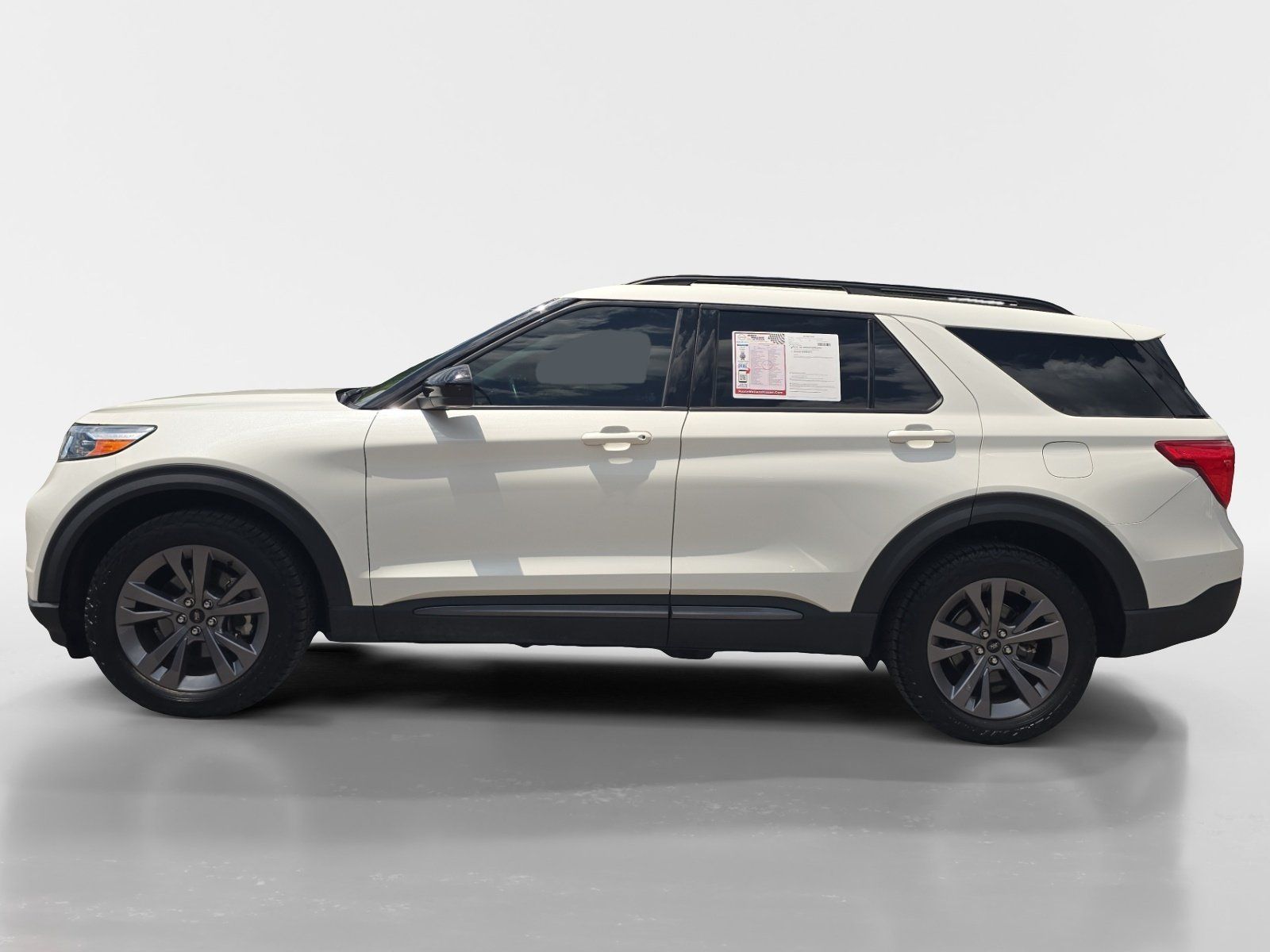 Used 2022 Ford Explorer XLT w/ Equipment Group 202A AWD/4WD image 2