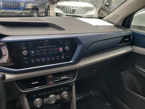 Used 2024 Volkswagen Taos SE w/ Panoramic Sunroof Package FWD image 19