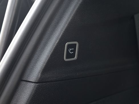 Used 2025 Chrysler Pacifica Select image 17