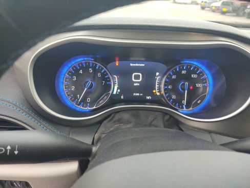 Used 2021 Chrysler Pacifica Touring-L image 17