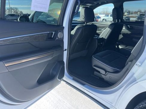 Used 2025 Buick Enclave Avenir image 36