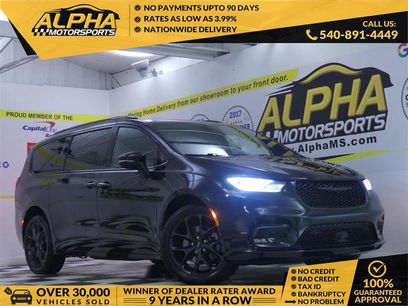 Used 2021 Chrysler Pacifica Limited w/ Uconnect Theater Family Group