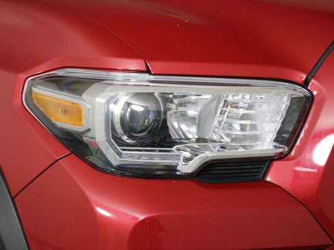 Used 2022 Toyota Tacoma TRD Off-Road w/ Technology Package AWD/4WD image 25
