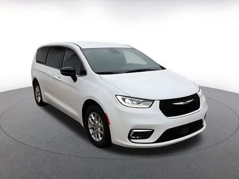 Used 2025 Chrysler Pacifica Select image 3