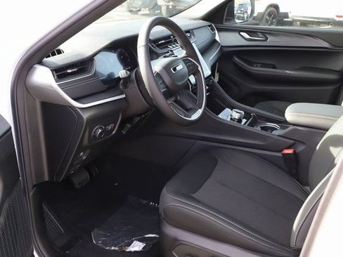 New 2025 Jeep Grand Cherokee Laredo X w/ Luxury Tech Group I AWD/4WD image 9