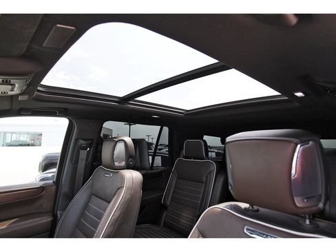 Used 2025 GMC Yukon Denali Ultimate AWD/4WD image 28