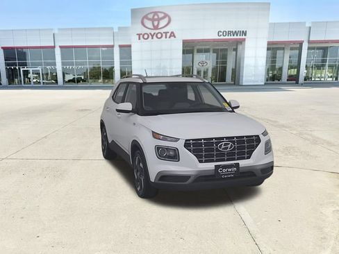 Used 2025 Hyundai Venue SEL FWD image 4