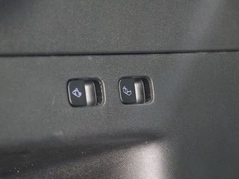 Used 2022 Tesla Model Y Long Range image 32