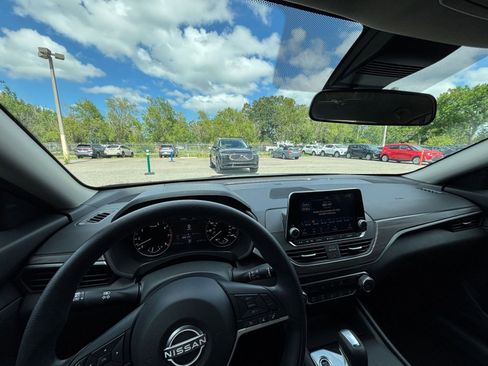 Used 2025 Nissan Altima 2.5 SV FWD image 33