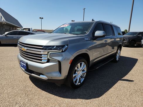 Used 2024 Chevrolet Suburban High Country w/ Advanced Technology Package image 3
