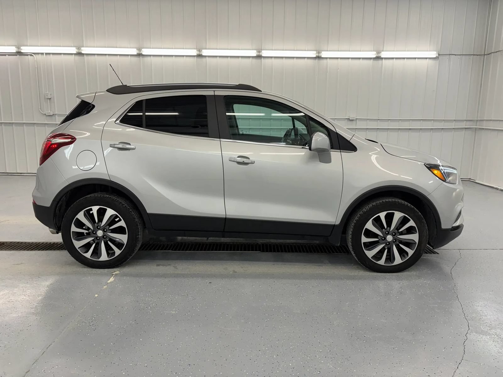 Used 2022 Buick Encore Preferred AWD/4WD image 2