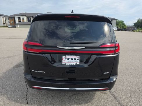 Used 2024 Chrysler Pacifica Touring-L AWD/4WD image 12