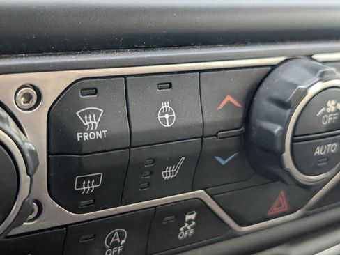 Used 2021 Jeep Gladiator Rubicon AWD/4WD image 12