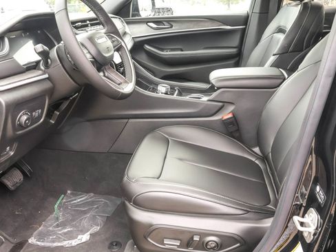 New 2025 Jeep Grand Cherokee Limited image 4