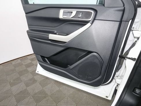 Used 2023 Ford Explorer XLT AWD/4WD image 36