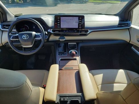 Used 2024 Toyota Sienna XLE FWD image 15