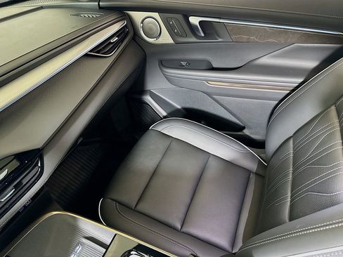 Used 2025 Buick Enclave Avenir AWD/4WD image 23