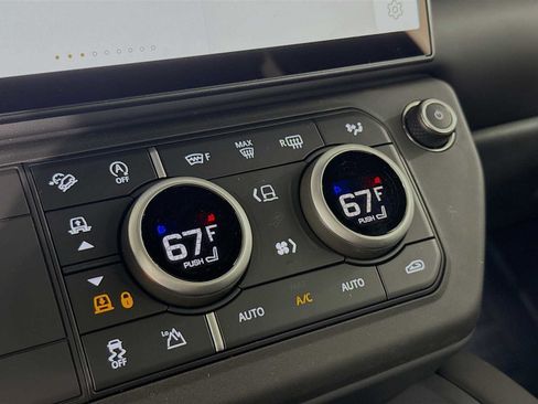 New 2026 Land Rover Defender 90 X-Dynamic SE AWD/4WD image 16