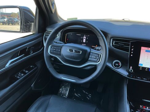 Used 2024 Jeep Wagoneer Series III AWD/4WD image 11