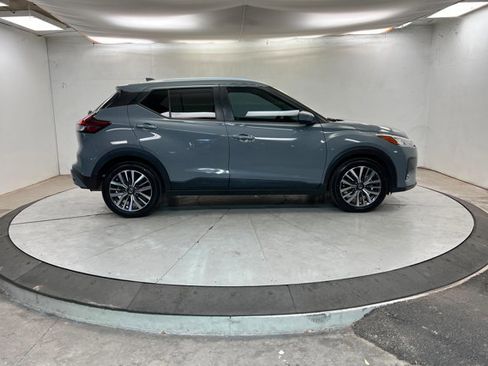 Used 2021 Nissan Kicks SV image 6