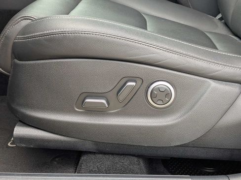 Used 2025 Genesis GV70 2.5T AWD/4WD image 21