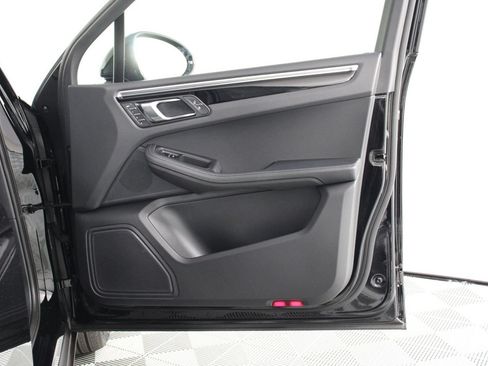 Certified 2023 Porsche Macan AWD/4WD image 23