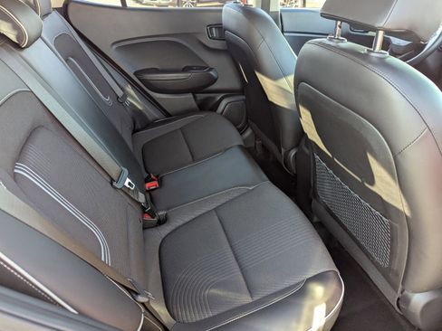 Used 2023 Hyundai Venue Limited FWD image 25
