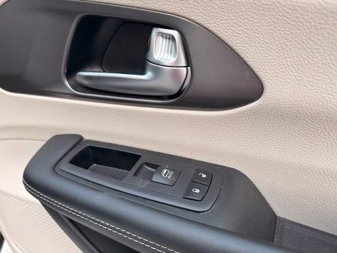 Used 2023 Chrysler Pacifica Touring-L image 40